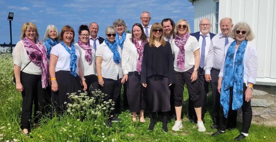 Koret RAUS i forgrunn, med Titran Kapell på Frøya på høyre side og blå himmel bak